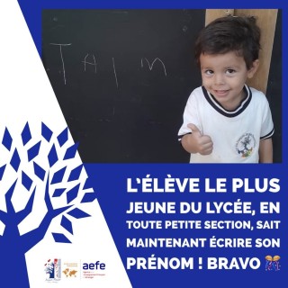 Le plus jeune élève du lycée sait maintenant écrire son prénom - Bravo !